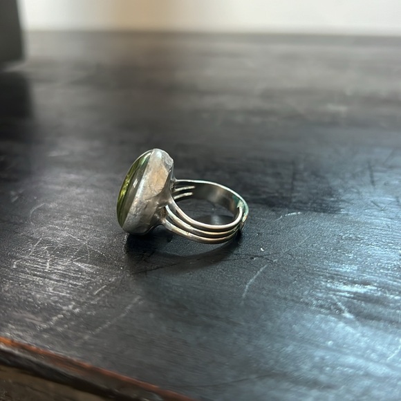 Round statement ring silver toned base glass top with green amber swirl pattern - Picture 5 of 8